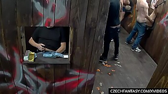 Orang Czech Amatur Menikmati Seks Oral Hardcore Dan Bdsm Di Gloryhole Party