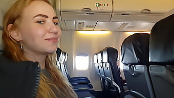 Hübsche Teenagerin Gibt Einen Öffentlichen Blowjob Und Pov-Handjob Im Flugzeug