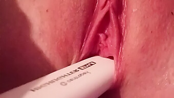 Amateurgirl Masturbiert Mit Markern Und Ejakuliert Auf Ihr Bett