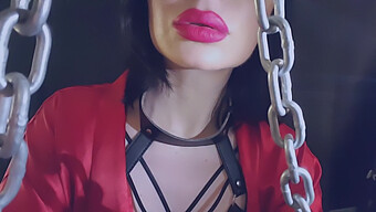 Mistress Emma, Femdom Oyuncakları Ve Dildo Ile Hakimiyet Kuruyor