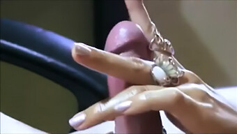 Chạm Nhẹ Nhàng: Trải Nghiệm Handjob Nóng Bỏng Nhất